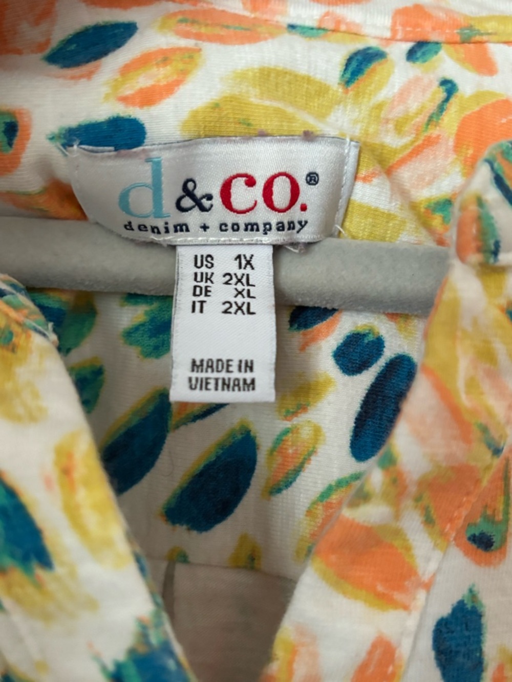 Casual 3/4 Sleeve Tunic Top in Multicolor Leaf Print - Picture 4 of 4